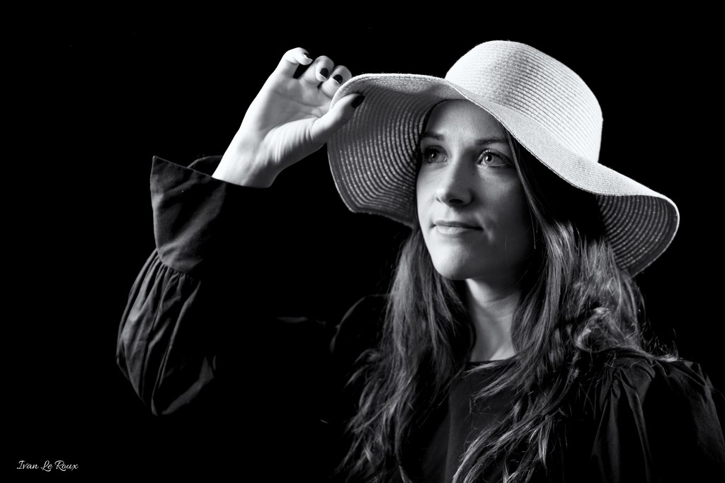 Portrait Studio Alexandra sur fond noir