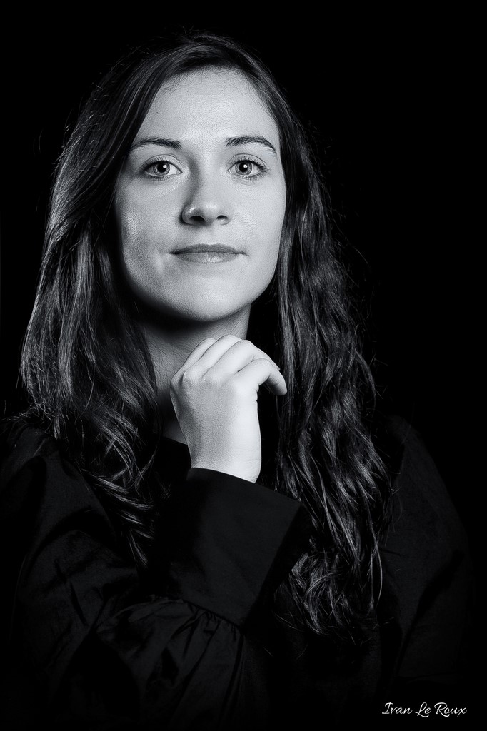 Portrait Studio Alexandra sur fond noir