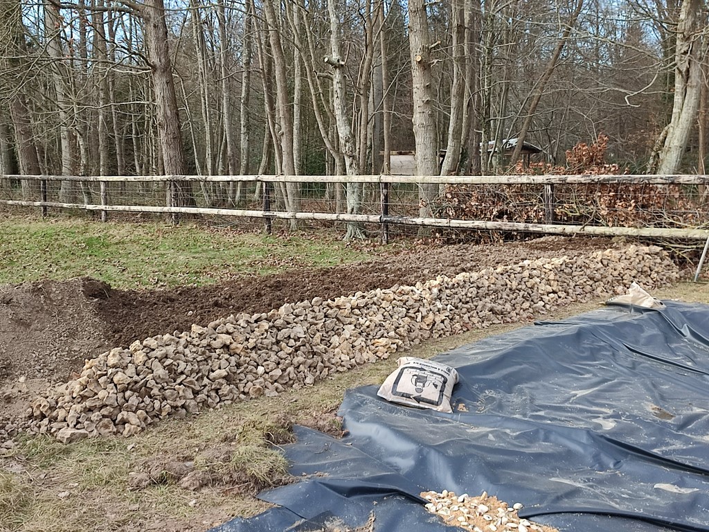 Utilisation des cailloux et de la terre fabrication rocailleUtilisation des cailloux et de la terre Ivan Le Roux Photographie