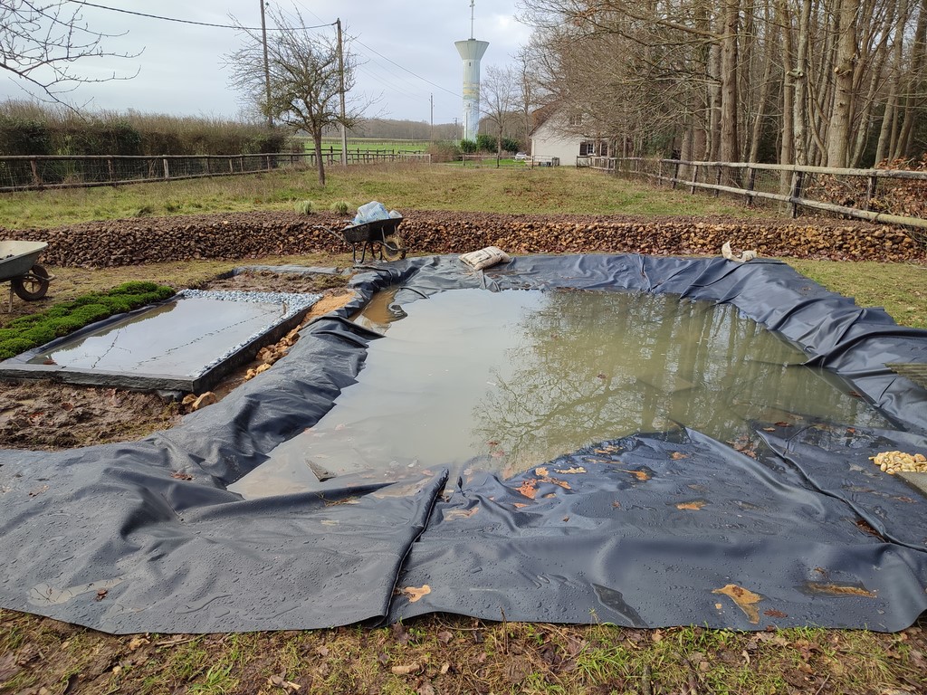 Le remplissage se fait naturellement pendant les jours de pluie et avec de l'eau de récupération des gouttières de la maison.- Ivan Le Roux Romilly-la-Puthenaye Eure normandie