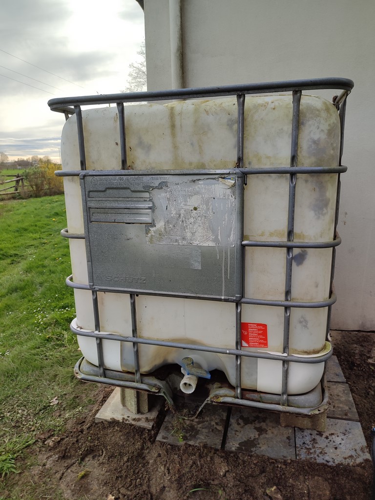 25/03/2024 - Installation d'un récupérateur d'eau qui permettra l'arrosage et éventuellement un complément d'eau dans le bassin.