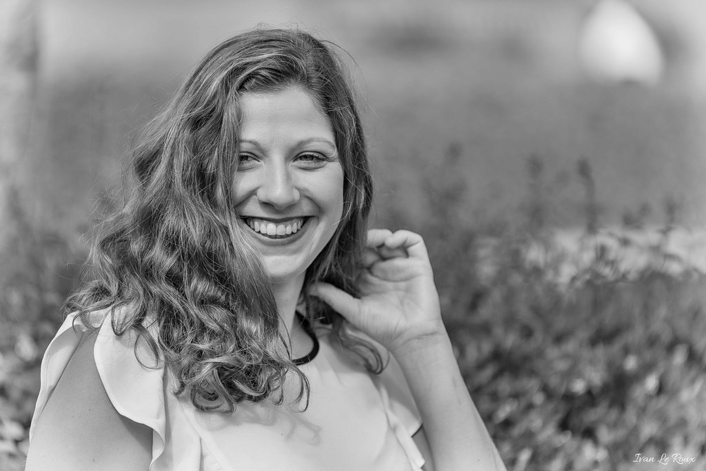 Portrait Jessica Noir et blanc extérieure