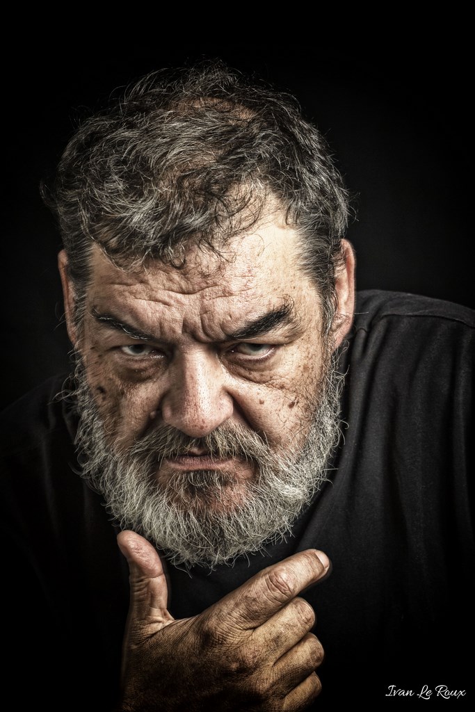 Portrait couleur studio fond noir L'homme en Colère Patrick 2019