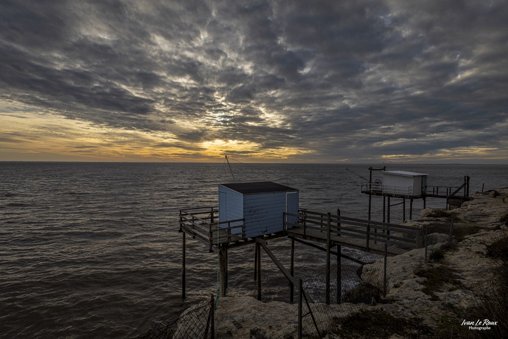 Mescher-sur-Gironde (17) - 2022 - Canon EOS 5D Mark IV, EF 16/35mm f/4L IS USM, 18mm 1/400s, f/6.3 ISO 100  Priorité Ouverture Cabanes de pêche ivan Le Roux photographe