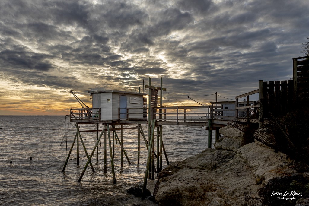 Mescher-sur-Gironde (17) - 2022 - Canon EOS 5D Mark IV, EF 16/35mm f/4L IS USM, 18mm 1/250s, f/6.3 ISO 100  Priorité Ouverture Cabane pêcheur carrelet Ivan Le Roux photographie
