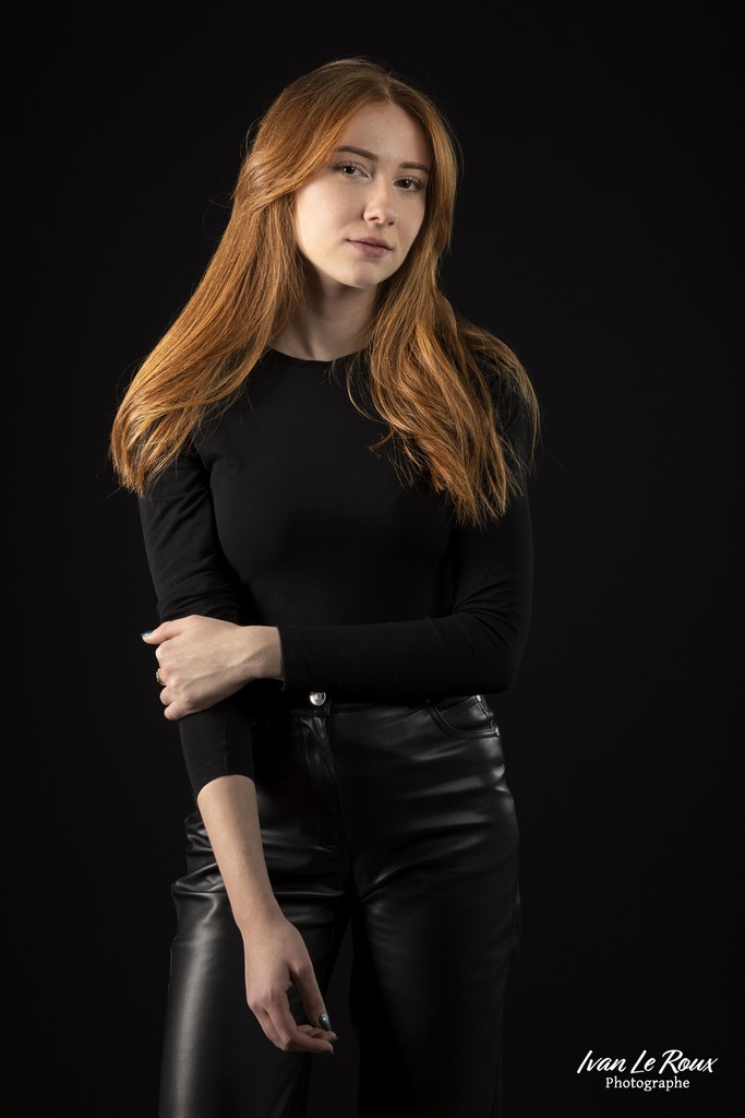 Portrait couleur Elia Cuni par photographe Ivan Le Roux- 2023 - Canon EOS 5D Mark IV, EF 85mm F/1.4L IS USM, 85  mm, 1/200s, f/8, ISO 100, Manuel, Normandie Eure