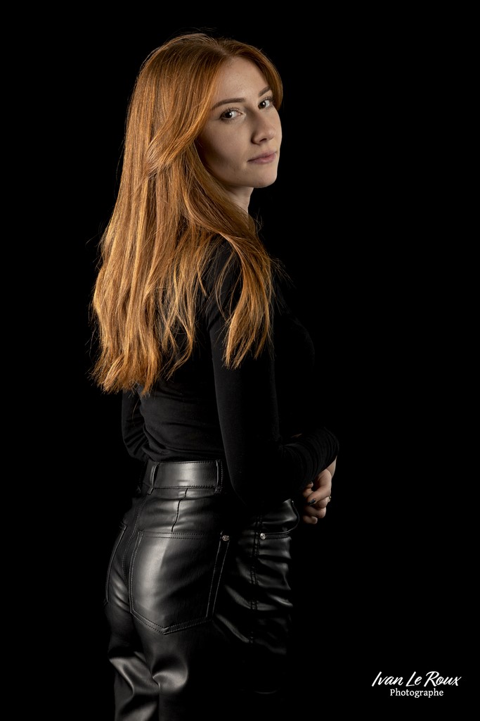 Portrait dos profil par Ivan Le Roux Elia cuni- 2023 - Canon EOS 5D Mark IV, EF 85mm F/1.4L IS USM, 85  mm, 1/200s, f/8, ISO 100, Manuel, 3 x flash avec softbox Photographe