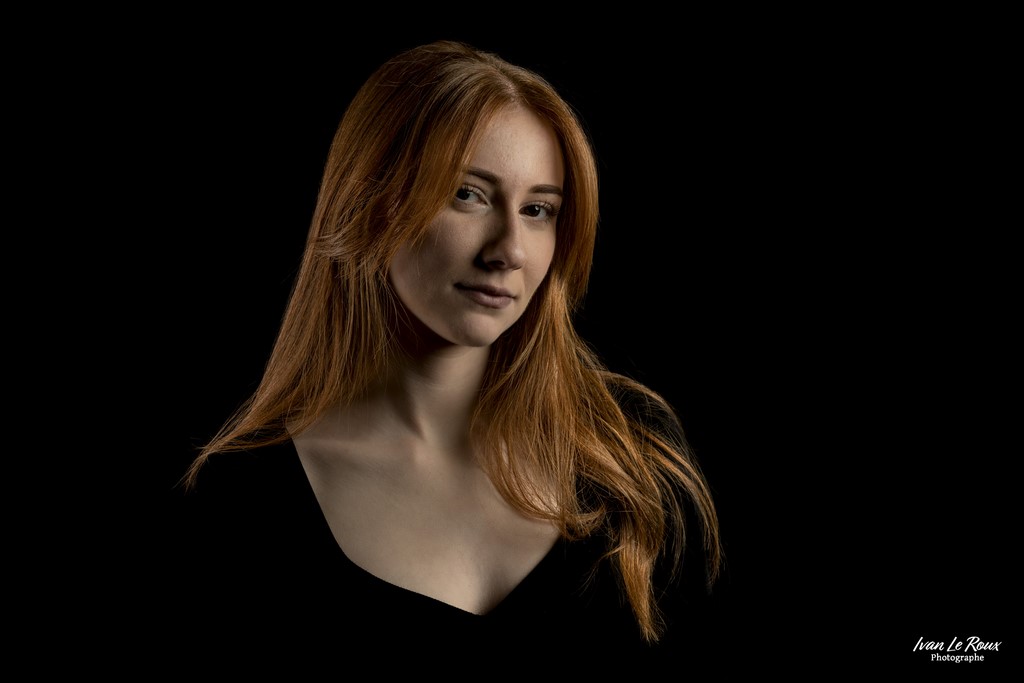 Elia Cuni modèle portrait de femme couleur - 2023 - Canon EOS 5D Mark IV, EF 85mm F/1.4L IS USM, 85  mm, 1/200s, f/8, ISO 100, Manuel, 3 x flash avec softbox par Ivan Le Roux Normandie Eure