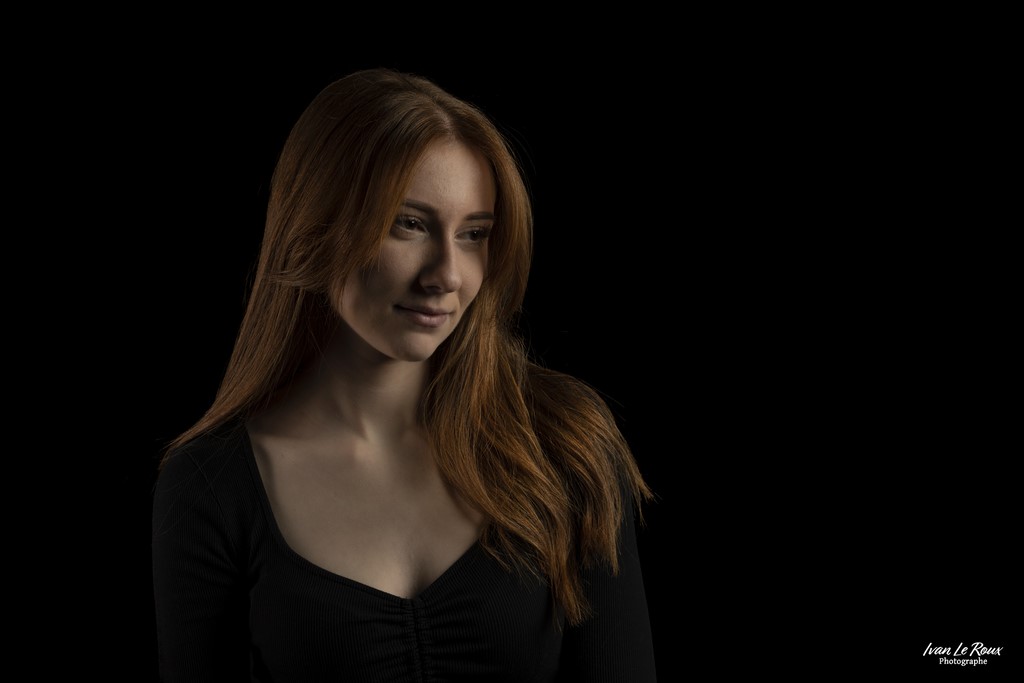 Elia Cuni Portrait féminin couleur - 2023 - Canon EOS 5D Mark IV, EF 85mm F/1.4L IS USM, 85  mm, 1/200s, f/8, ISO 100, Manuel, 3 x flash avec softbox Ivan Le Roux Photographe