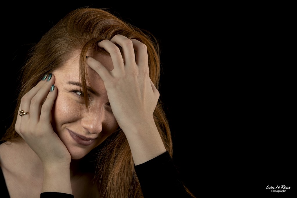 Elia Cuni Portrait de femme couleur par Ivan Le Roux studio - 2023 - Canon EOS 5D Mark IV, EF 85mm F/1.4L IS USM, 85  mm, 1/200s, f/8, ISO 100, Manuel, 3 x flash avec softbox Normandie
