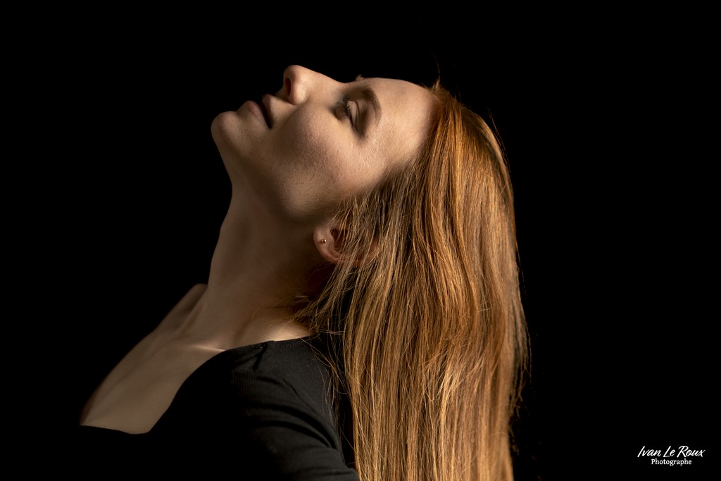 Elia Cuni  Portrait couleur par Ivan Le Roux - 2023 - Canon EOS 5D Mark IV, EF 85mm F/1.4L IS USM, 85  mm, 1/200s, f/8, ISO 100, Manuel, 3 x flash avec softbox Normandie Eure prend le soleil