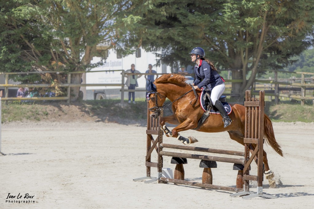 Alexandra sur Quick Boy - CSO Club de Verneuil-sur-Avre - 12 juin 2022 - Canon EOS 5D Mark IV, Tamron SP 70-200 mm f/2.8 Di VC USD G2 A025, 144mm, 1/400, f/6.3 ISO 100, Priorité Ouverture
