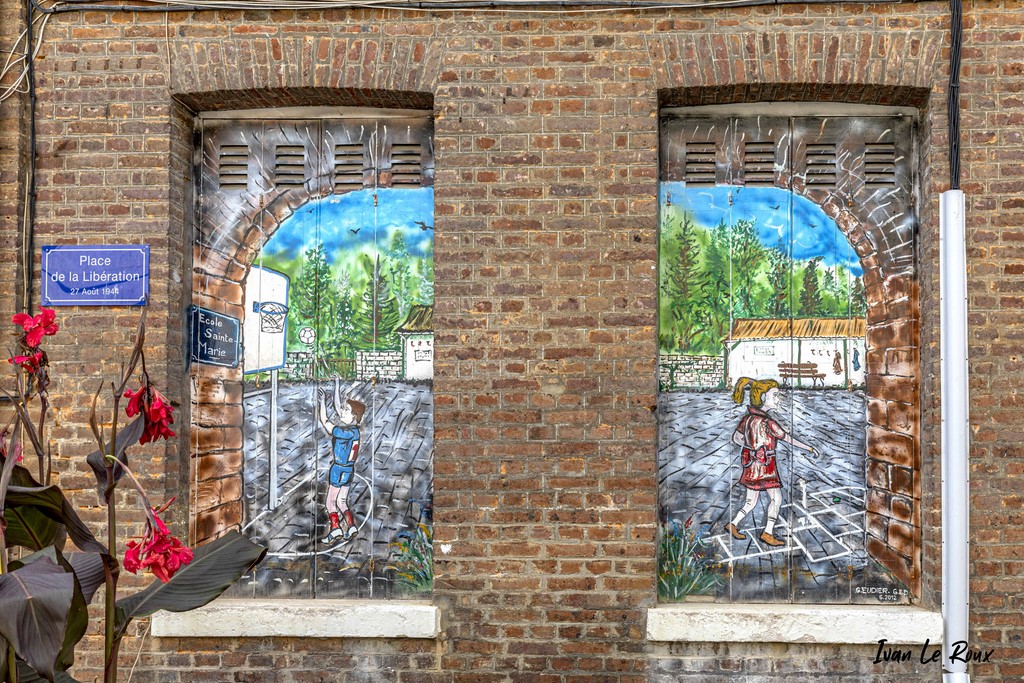 Place de la Libération - Volets décorés - La Bouille (76)