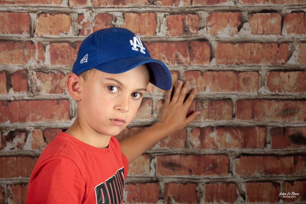 Portrait Nashawn mur de brique - 2023 - Ivan Le Roux photographie