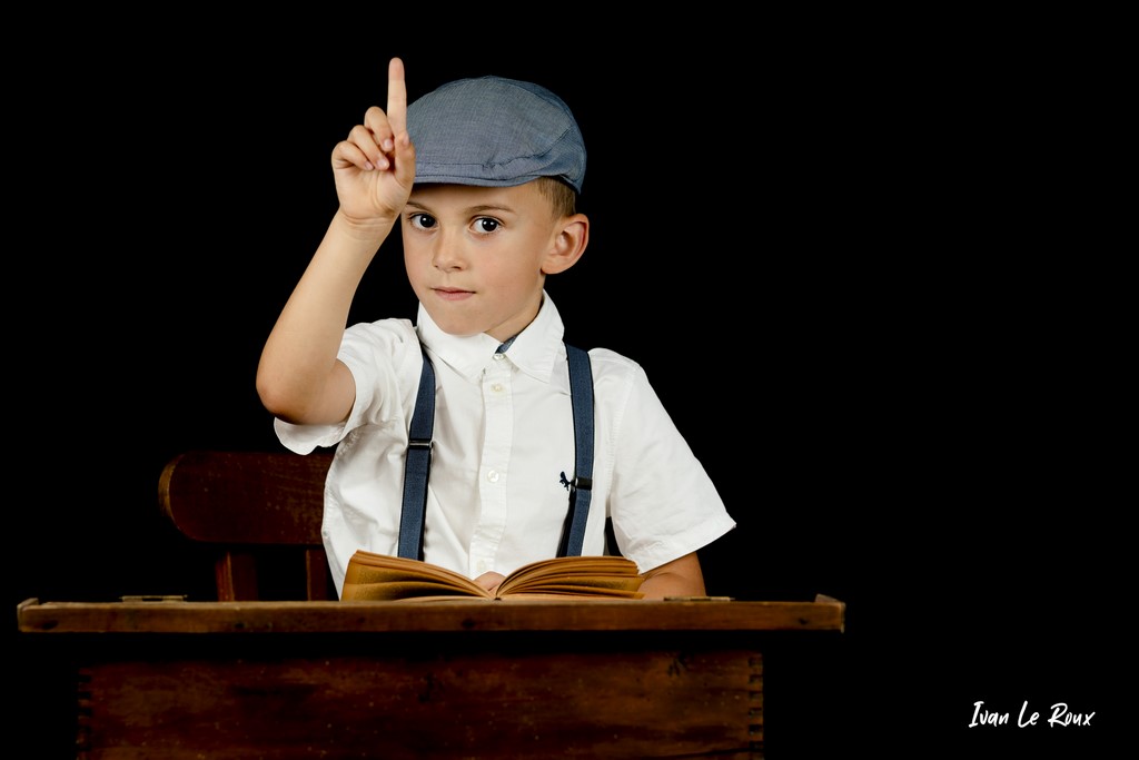 "L'écolier lève le doigt"  - Protrait Couleur 2021