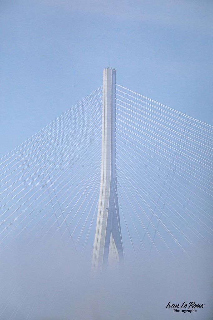 Pilier du Pont de Normandie sous la brume depuis l' Estuaire de la Seine (76) - 2022 - Canon EOS 5D Mark IV, Sigma 500 mm F/4 OS HSM SPORTS 500 mm + Extender TC-1401 x1.4, 700mm 1/6400s, f/5,6 ISO 800  Priorité Ouverture​ ivan Le Roux Photographie seine-maritime