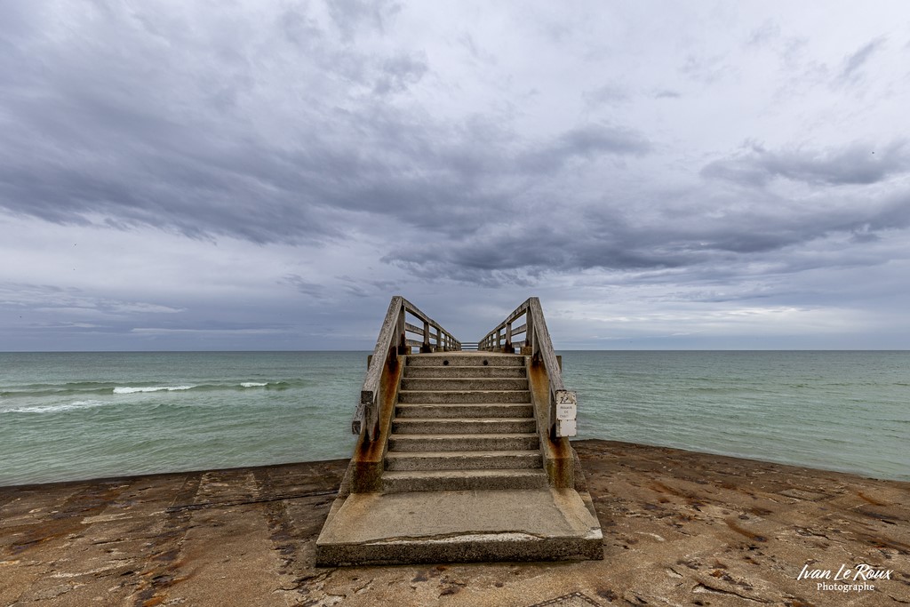 En route vers le bout du monde ! Jetée de Vierville-sur-mer  - 2022 -Canon EOS 5D Mark IV, EF 16/35mm f/4L IS USM 16 mm, 1/500s, f/5, ISO 200,  Priorité ouverture Ivan Le ROux plages débarquement normandie calvados