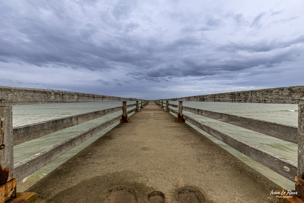 Entre ciel et mer... Jetée de Vierville-sur-mer  - 2022 -Canon EOS 5D Mark IV, EF 16/35mm f/4L IS USM 16 mm, 1/250s, f/7.1, ISO 200,  Priorité ouverture Ivan Le Roux Photo plage débarquement normandie calvados
