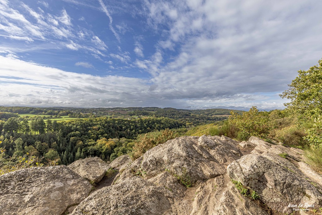 La Roche d'Oëtre - ST-Philibert-sur-Orne (61) -  Suisse Normande - 2022 -Canon EOS 5D Mark IV, EF 16/35mm f/4L IS USM 16 mm, 1/320s, f/7.1, ISO 100,  Priorité ouverture ivan Le Roux photographie Normandie paysage