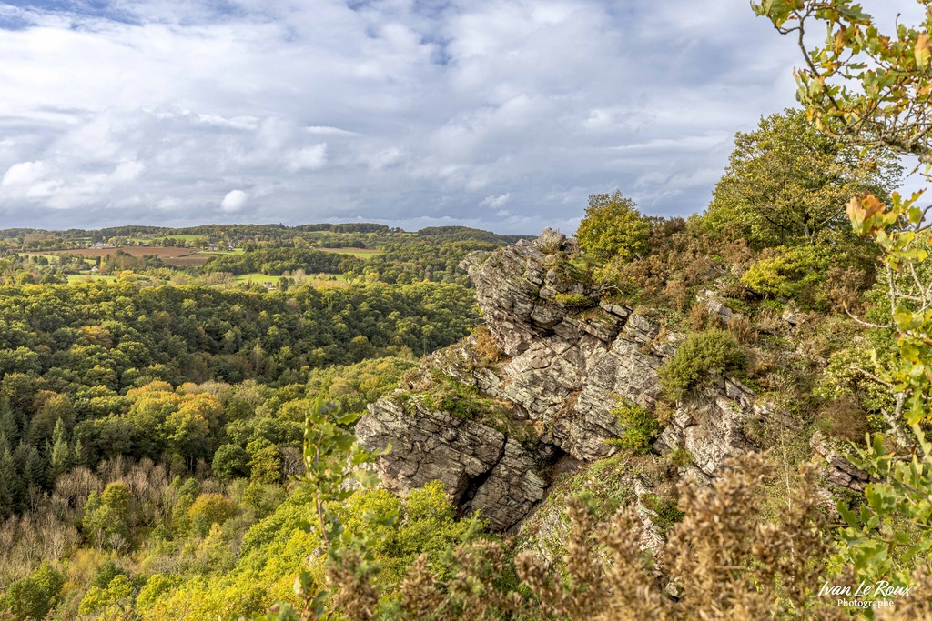 La Roche d'Oëtre - ST-Philibert-sur-Orne (61) -  Suisse Normande - 2022 -Canon EOS 5D Mark IV, EF 16/35mm f/4L IS USM 35 mm, 1/50s, f/7.1, ISO 100,  Priorité ouverture Ivan Le Roux photographe Normandie