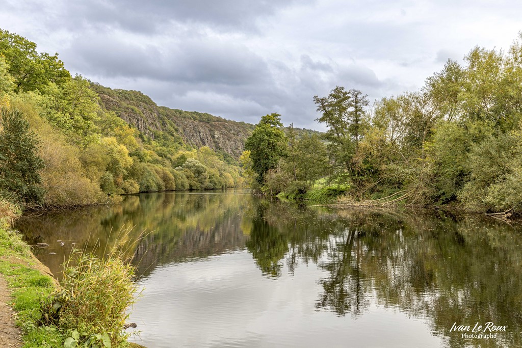 L'Orne à Clécy (14) -  Suisse Normande - 2022 -Canon EOS 5D Mark IV, EF 16/35mm f/4L IS USM 35 mm, 1/100s, f/7.1, ISO 100,  Priorité ouverture Ivan Le Roux Photographie Normandie