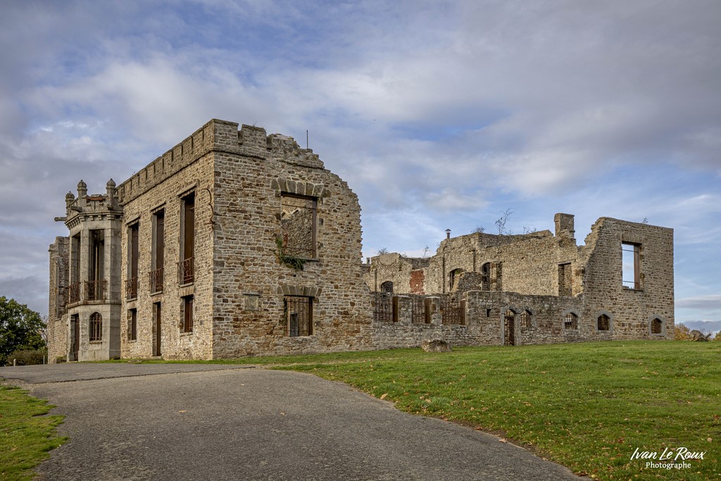 Le Mont de Cerisy (61) -  Suisse Normande - 2022 -Canon EOS 5D Mark IV, EF 16/35mm f/4L IS USM 35 mm, 1/200s, f/6.3, ISO 100,  Priorité ouverture Photographe Ivan Le Roux Normandie