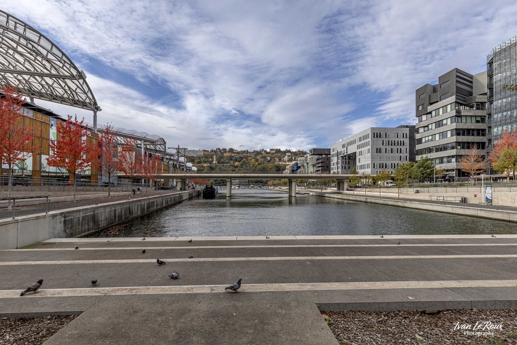 Quartier Confluence - Lyon - 2022 - Canon EOS 5D Mark IV, EF 16/35mm f/4L IS USM, 16 mm, 1/200s, f/8, ISO 100,  Priorité ouverture Ivan Le Roux photographie canal saone Rhône