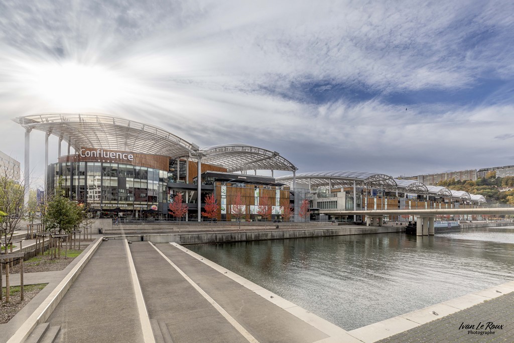 Quartier Confluence - Lyon - 2022 - Canon EOS 5D Mark IV, EF 16/35mm f/4L IS USM, 16 mm, 1/250s, f/8, ISO 400,  Priorité ouverture Ivan Le Roux photographe saone rhone