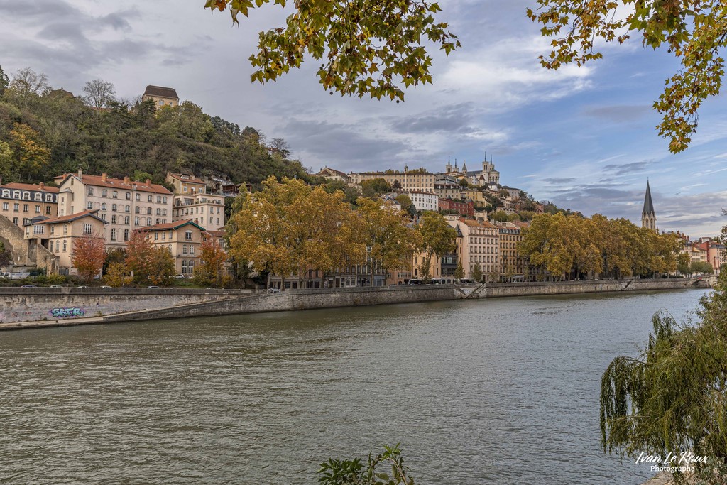 Bord de Saone - Lyon - 2022 - Canon EOS 5D Mark IV, EF 16/35mm f/4L IS USM, 26 mm, 1/125s, f/8, ISO 100,  Priorité ouverture Ivan Le Roux Photographe  fourvière