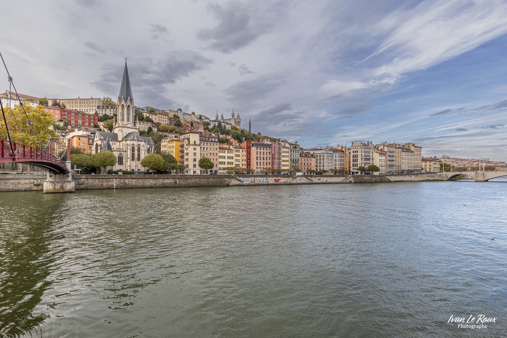 Bord de Saone - Lyon - 2022 - Canon EOS 5D Mark IV, EF 16/35mm f/4L IS USM, 16 mm, 1/125s, f/8, ISO 100,  Priorité ouverture Ivan Le Roux Photographie passerelle Saint-Georges 69