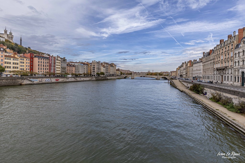 Bord de Saone - Lyon - 2022 - Canon EOS 5D Mark IV, EF 16/35mm f/4L IS USM, 16 mm, 1/125s, f/8, ISO 100,  Priorité ouverture - Ivan Le Roux Photographie  Passerelle saint georges rive