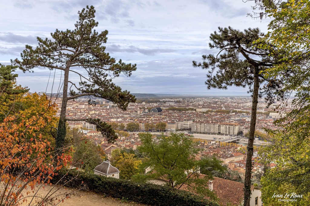 Vue depuis la Basilique de Fourvière - Lyon - 2022 - Canon EOS 5D Mark IV, EF 16/35mm f/4L IS USM, 30 mm, 1/640s, f/5.6, ISO 400,  Priorité ouverture Ivan Le Roux photographieVue depuis la Basilique de Fourvière - Lyon - 2022 - Canon EOS 5D Mark IV, EF 16/35mm f/4L IS USM, 30 mm, 1/640s, f/5.6, ISO 400,  Priorité ouverture Saone