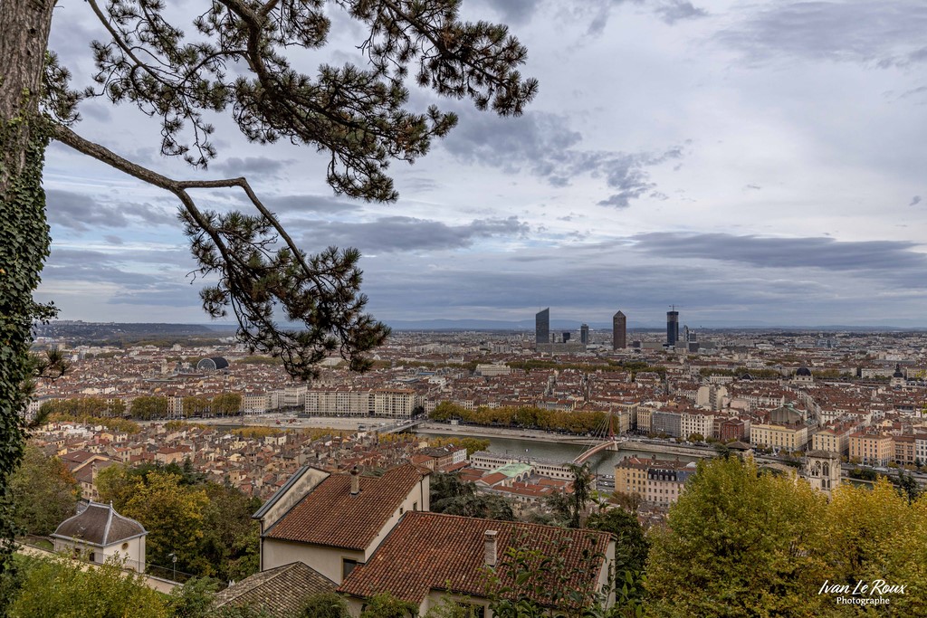 Vue depuis les hauteurs de Fourvière - Lyon - 2022 - Canon EOS 5D Mark IV, EF 16/35mm f/4L IS USM, 24 mm, 1/500s, f/8, ISO 400,  Priorité ouverture - Ivan Le Roux Photos panorama 
