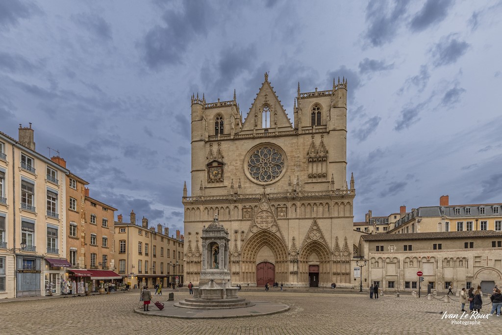 Cathédrale Saint-Jean-Baptiste - Lyon - 2022 - Canon EOS 5D Mark IV, EF 16/35mm f/4L IS USM, 16 mm, 1/800s, f/5.6, ISO 400,  Priorité ouverture - Ivan Le Roux Photographie centre ville