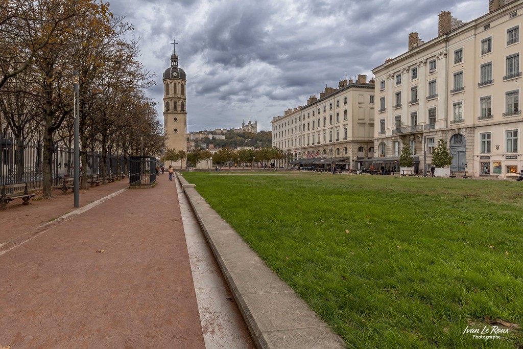 Place Antonin Poncet - Lyon - 2022 - Canon EOS 5D Mark IV, EF 16/35mm f/4L IS USM, 16 mm, 1/80s, f/8, ISO 400,  Priorité ouverture Ivan Le Roux Photographe vue fourvière