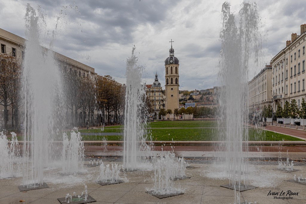 Place Antonin Poncet - Lyon - 2022 - Canon EOS 5D Mark IV, EF 16/35mm f/4L IS USM, 28 mm, 1/100s, f/8, ISO 400,  Priorité ouverture Fontaines Ivan Le Roux Photographe