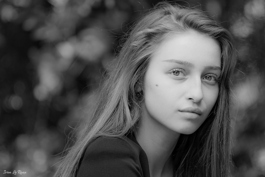 Portrait en extérieur de Marie-Lou Noir et blanc
