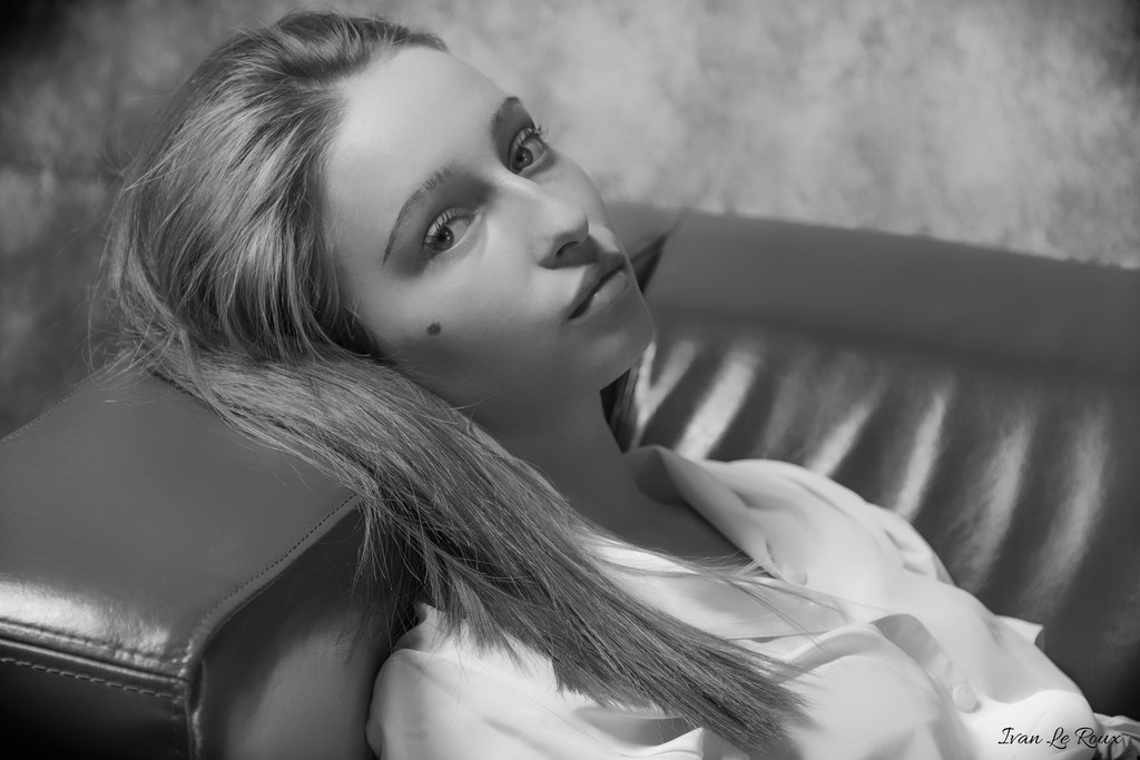 Portrait de Marie-Lou Noir et blanc studio