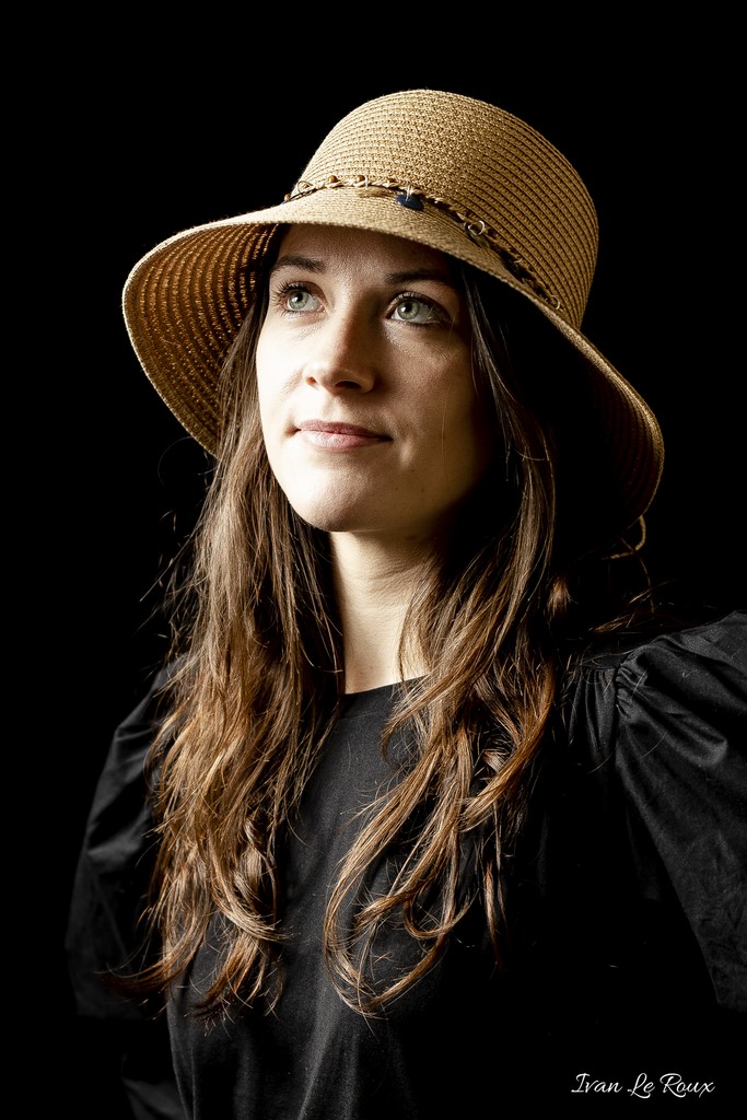 Portrait Studio Alexandra sur fond noir