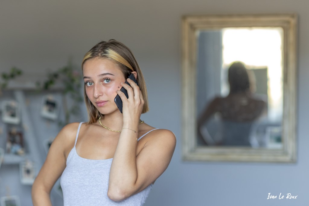 Marie-Lou au téléphone - 2020