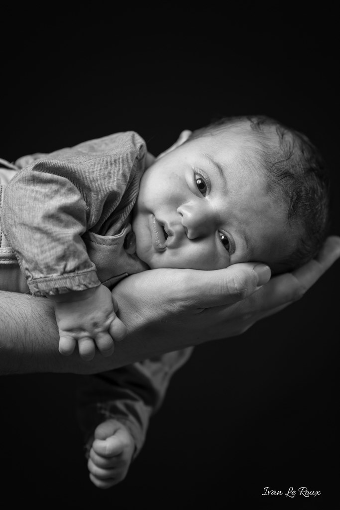 Portrait bébé studio noir et blanc