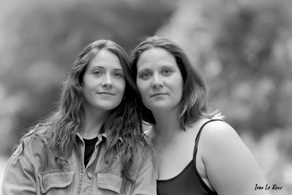 Portrait Noir & Blanc  en extérieur Alexandra et Déborah