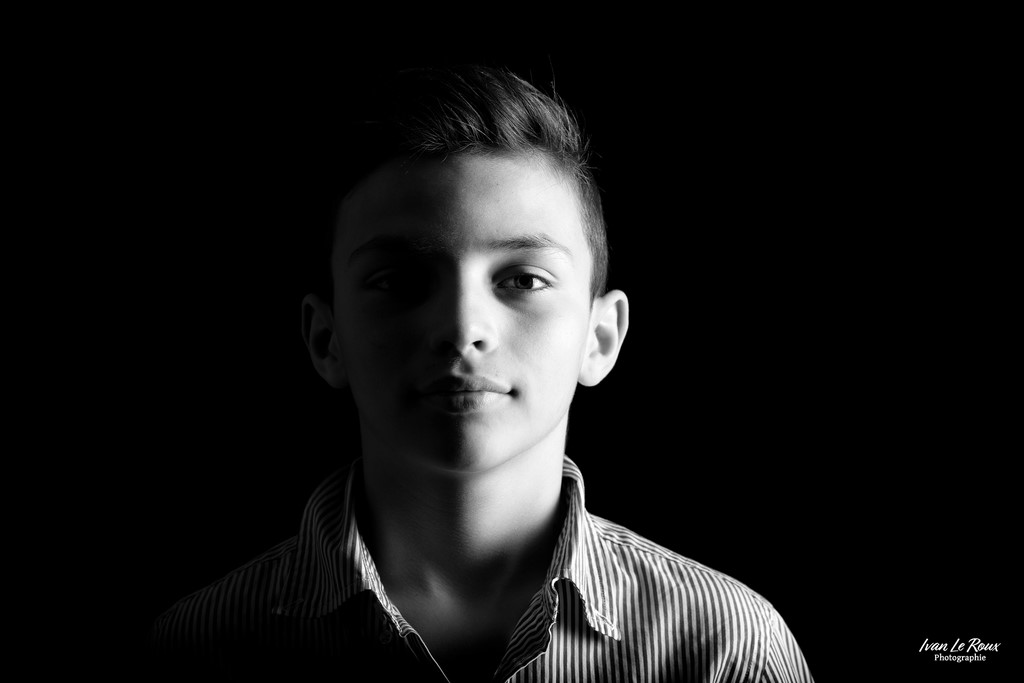 Paolo "Ombre & Lumière" - 2023 - Canon EOS 5D Mark IV, EF 85mm F/1.4L IS USM, 85  mm, Noir & Blanc photographe Ivan Le Roux Ilr Photographie