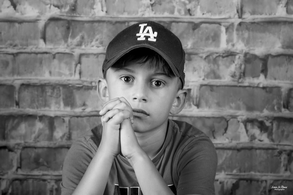 Portrait Nashawn mur de briques noir & blanc Ilr Photographie Ivan Le Roux