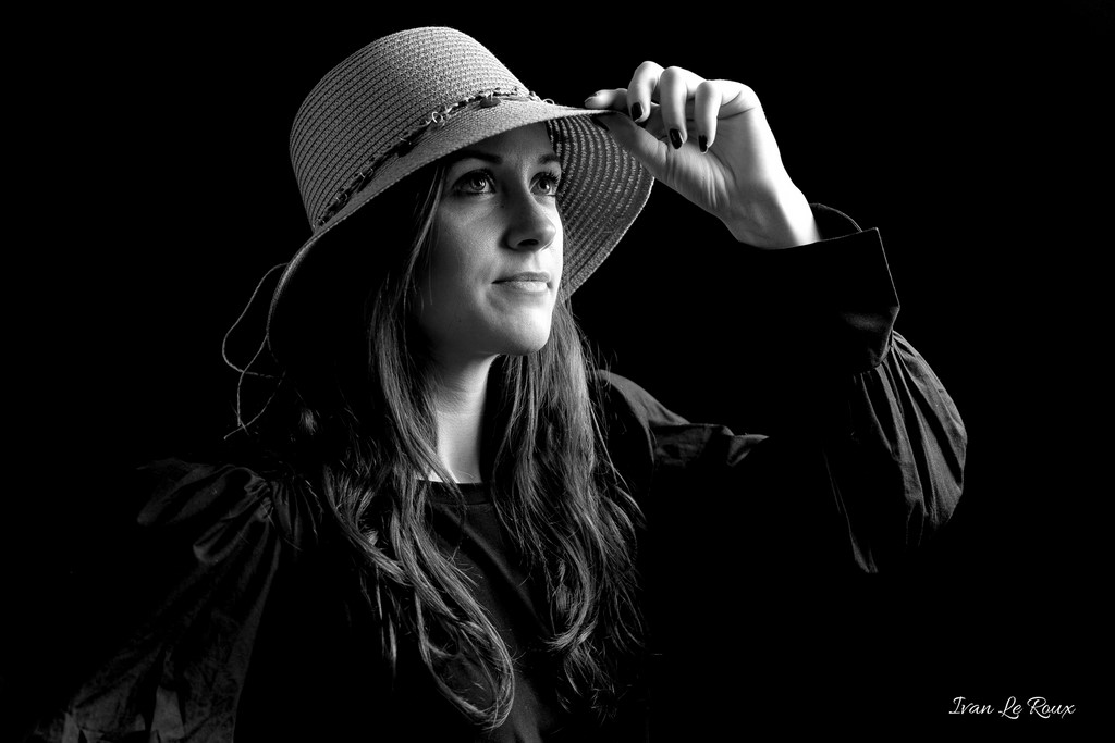 Portrait Studio Alexandra sur fond noir