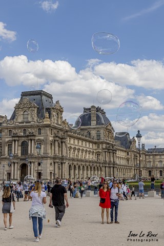 Bulles de savon sur le Musée du Louvre - Paris - 2022 - par Ivan Le ROux