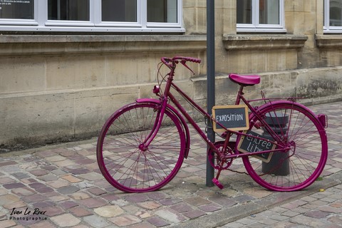 Le vélo - Rue pavée de Bayeux - 2022 - Calvados 14 Normandie