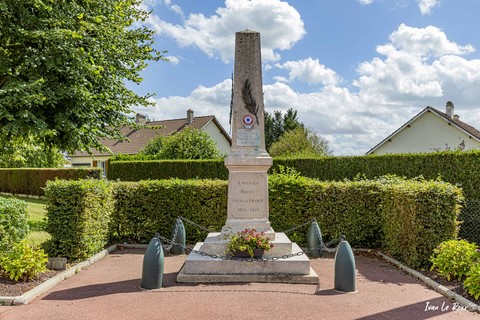 Monument aux Morts de Romilly-La-Puthenaye (27)