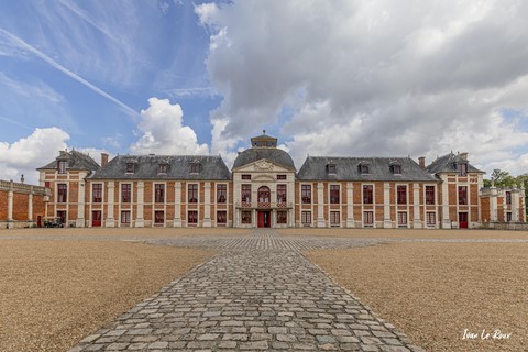 Cours d'entrée - Le Château du Champs de Bataille - Sainte-Opportune-du-Bosc (27) - 2021 - Photo Ivan Le Roux