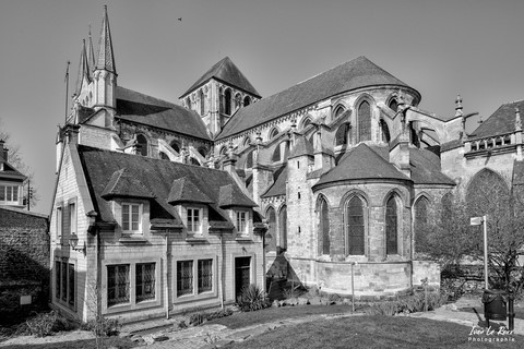 Balade à Lisieux (14)  -  Cathédrale Saint-Pierre de Lisieux - 2022 monochrome